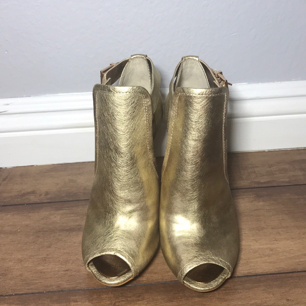 BCBGMAXAZRIA GOLDEN METALIC HIGH HEELS
